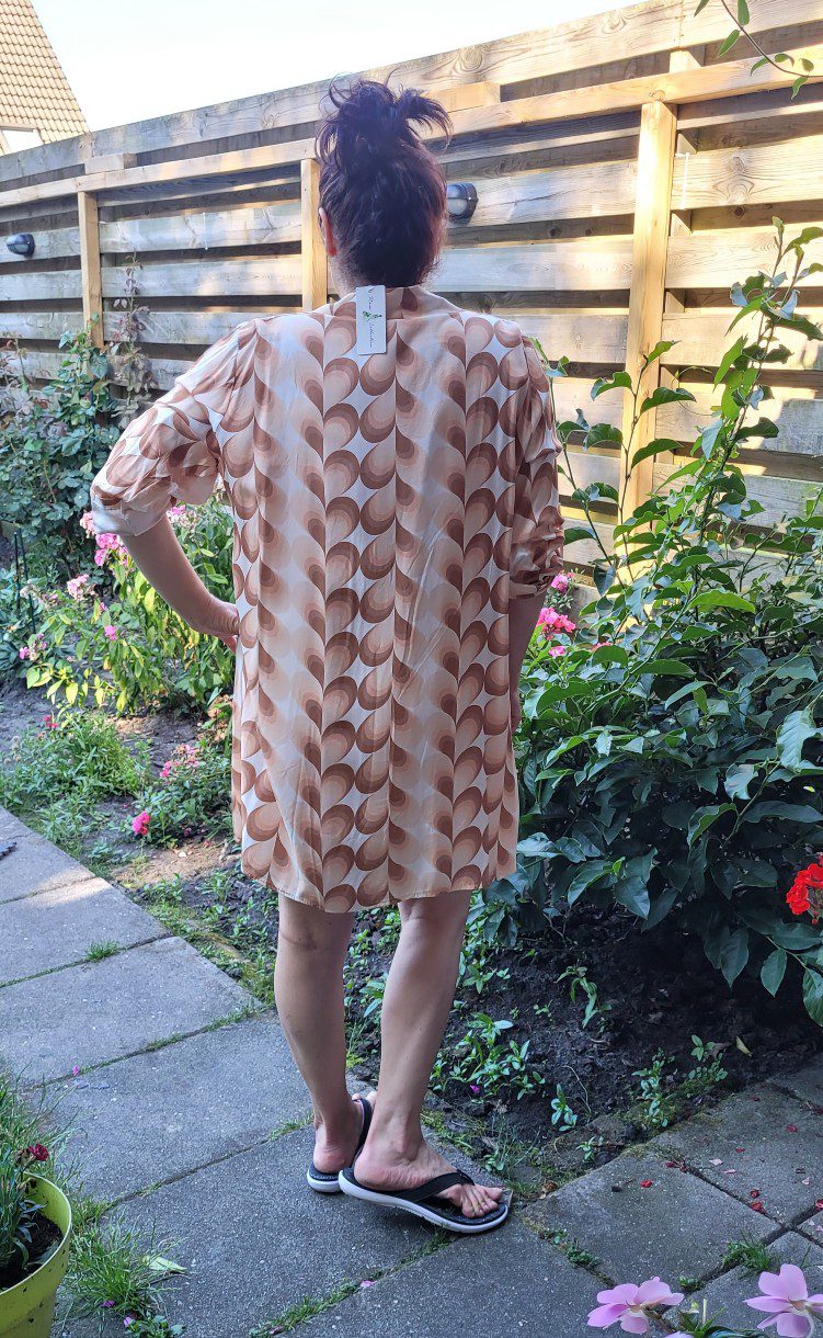 stoeprand Filosofisch vrijgesteld Loze en luchtige blouse jurk in CAMEL kleur met lange mouwen maat 42/44 |  Felices.nl