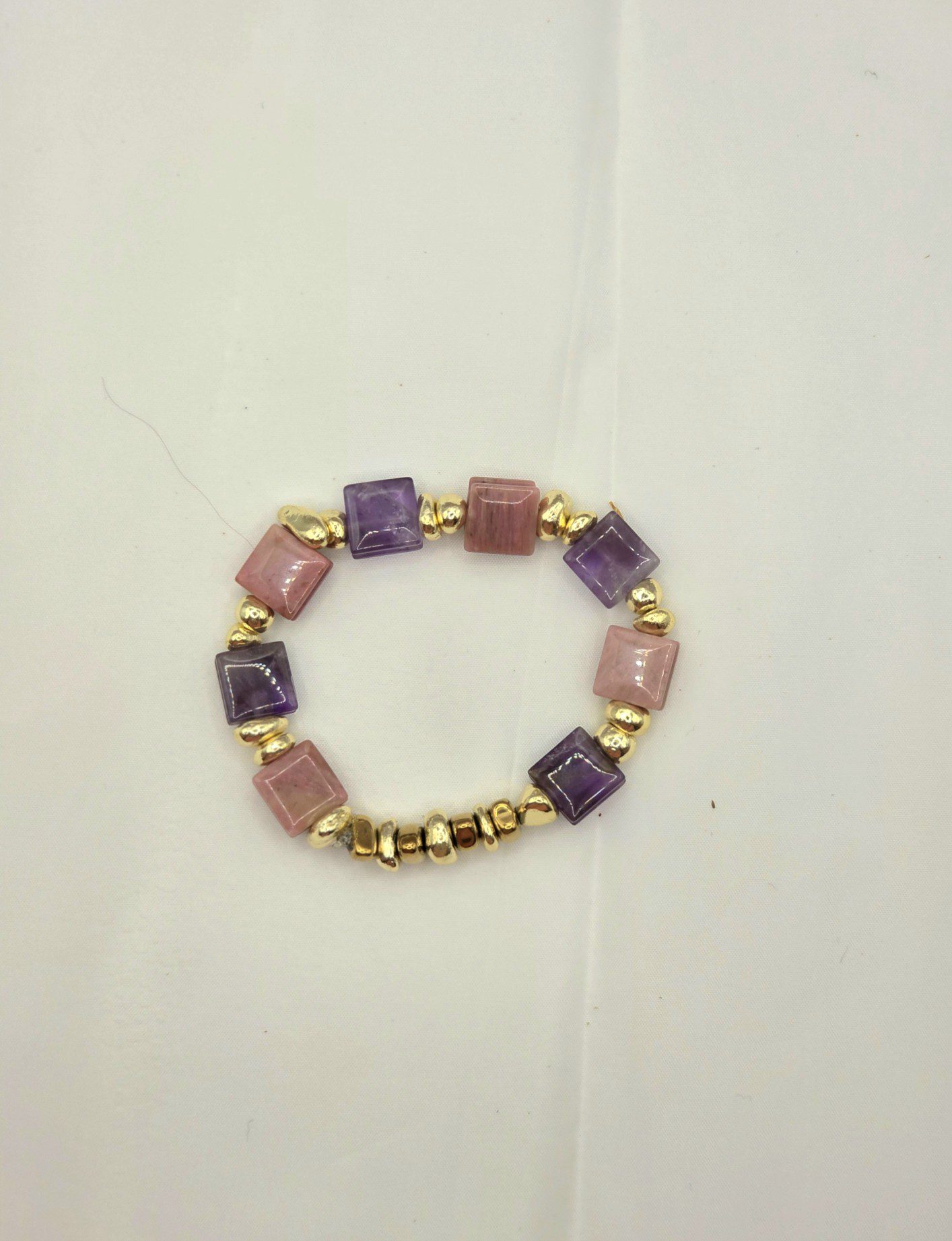 Handgemaakte Amethist en Rhodoniet edelsteen - armband - vergulde hematiet - elegant en modern