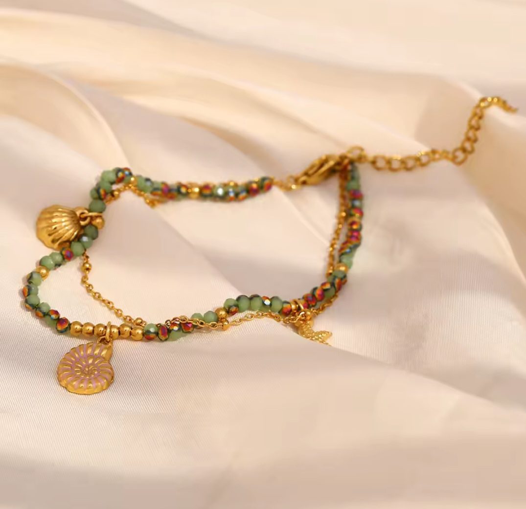 Boho kleurrijke armband - groene tinten - goud tinten hangers - dubbele armbandje - roestvrij staal