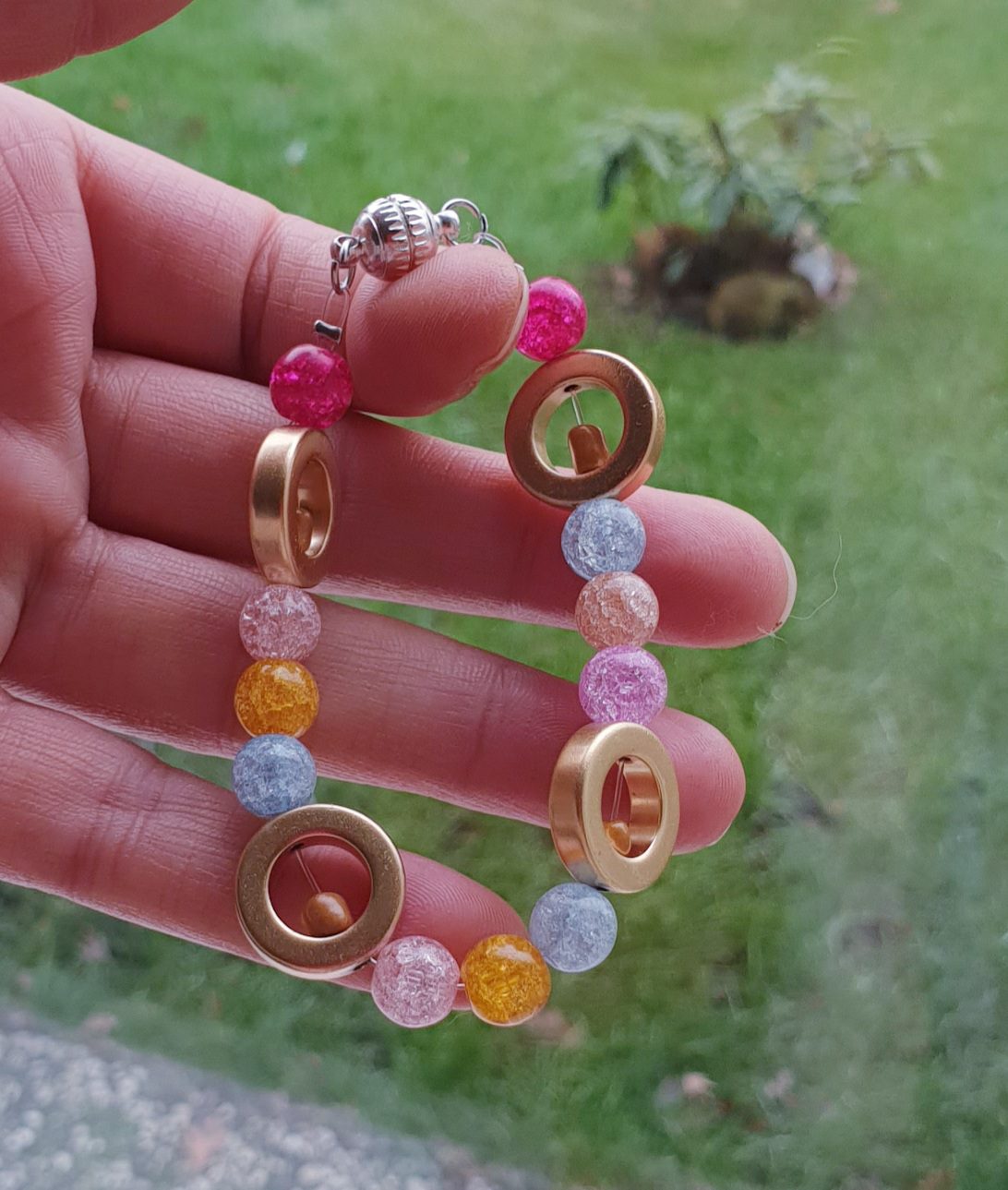 Armband van ronde Hematiet en gebarsten bergkristalen