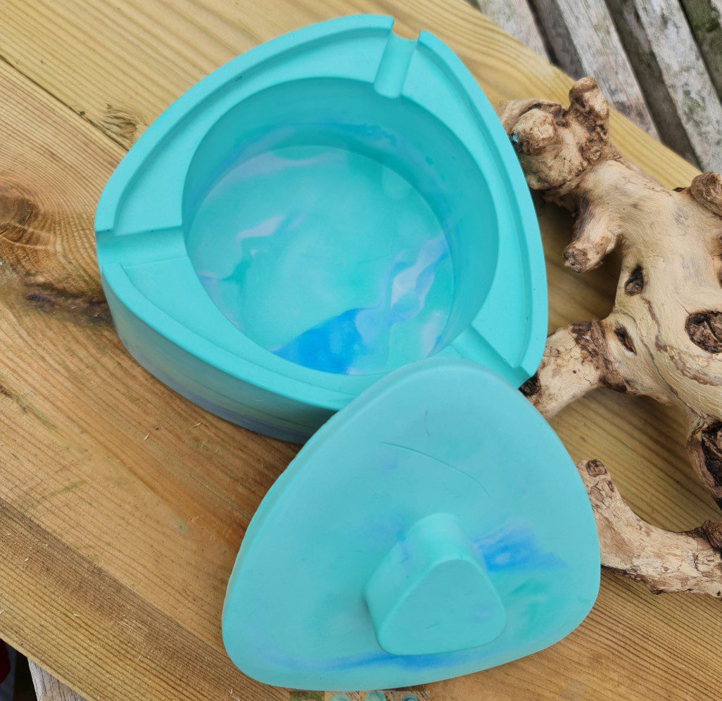 Handgemaakte massieve asbak met deksel - gips as tray - opvallende kleuren met handige deksel