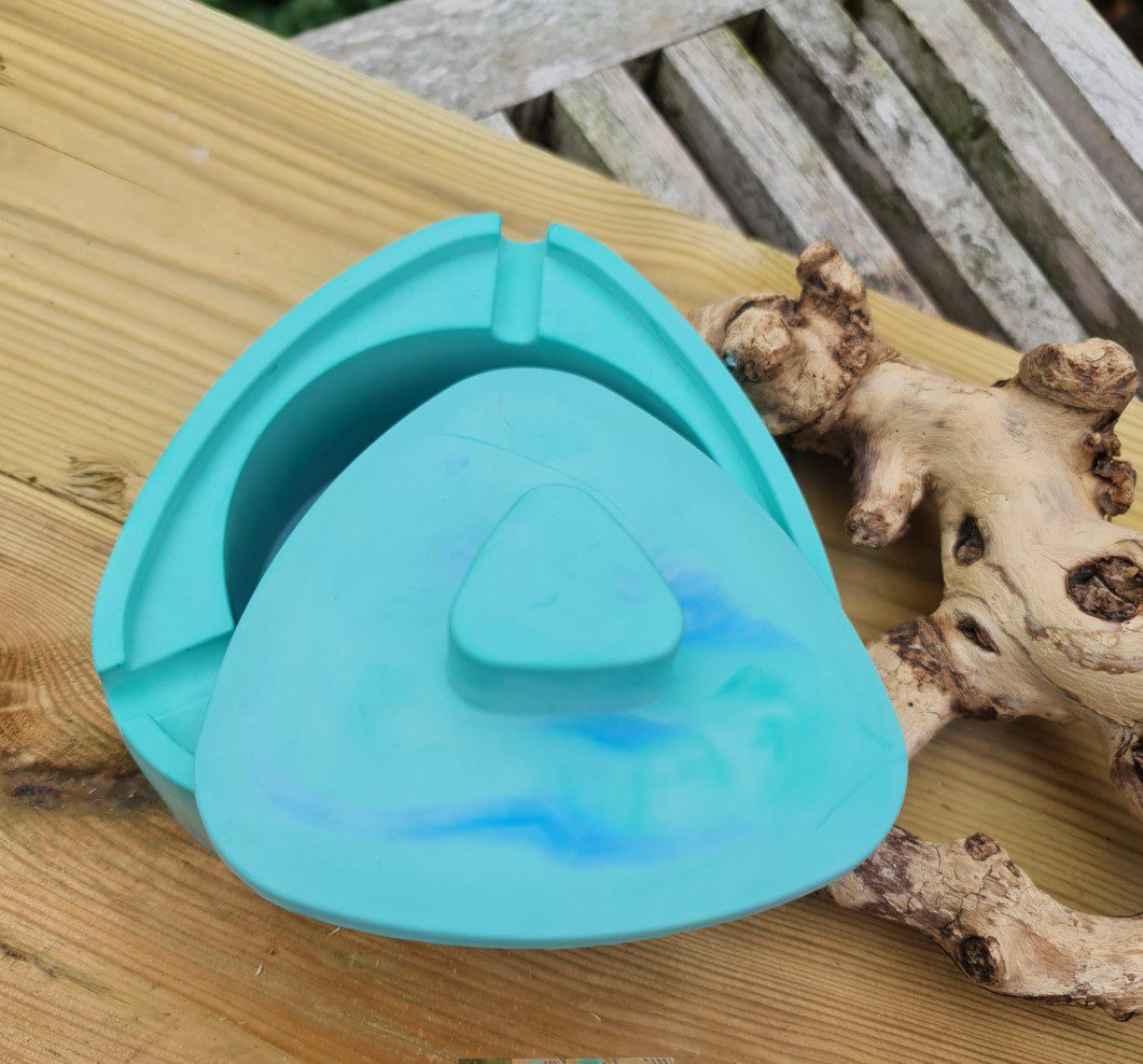 Handgemaakte massieve asbak met deksel - gips as tray - opvallende kleuren met handige deksel