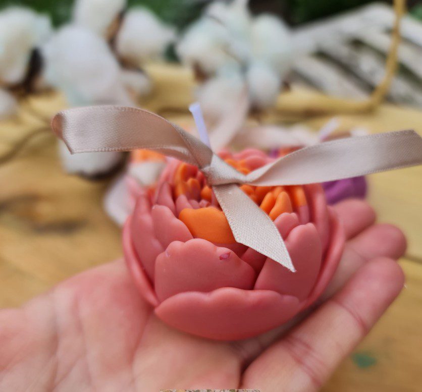 Handgemaakte bloem kaars van soja wax - schaaltje van gips - organische was - heerlijk geurend 2xstuks