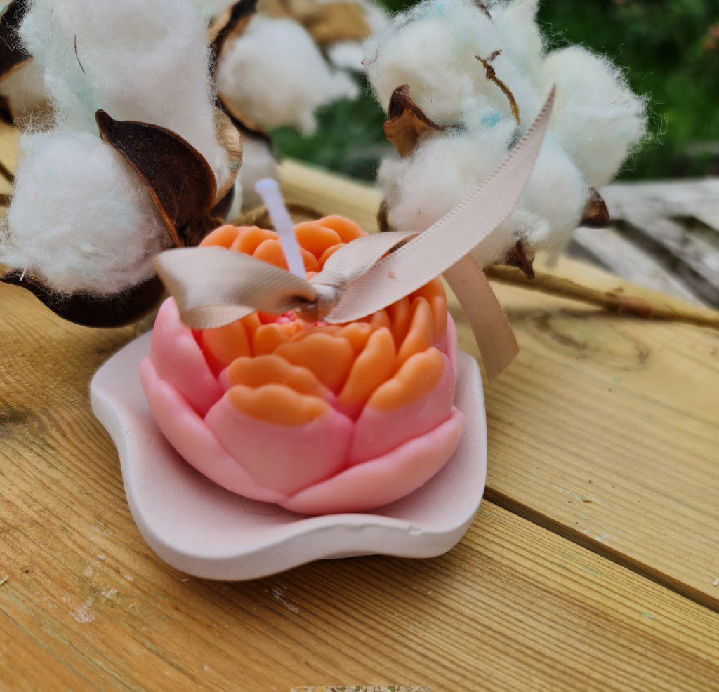 Handgemaakte bloem kaars van soja wax - schaaltje van gips - organische was - heerlijk geurend 2xstuks