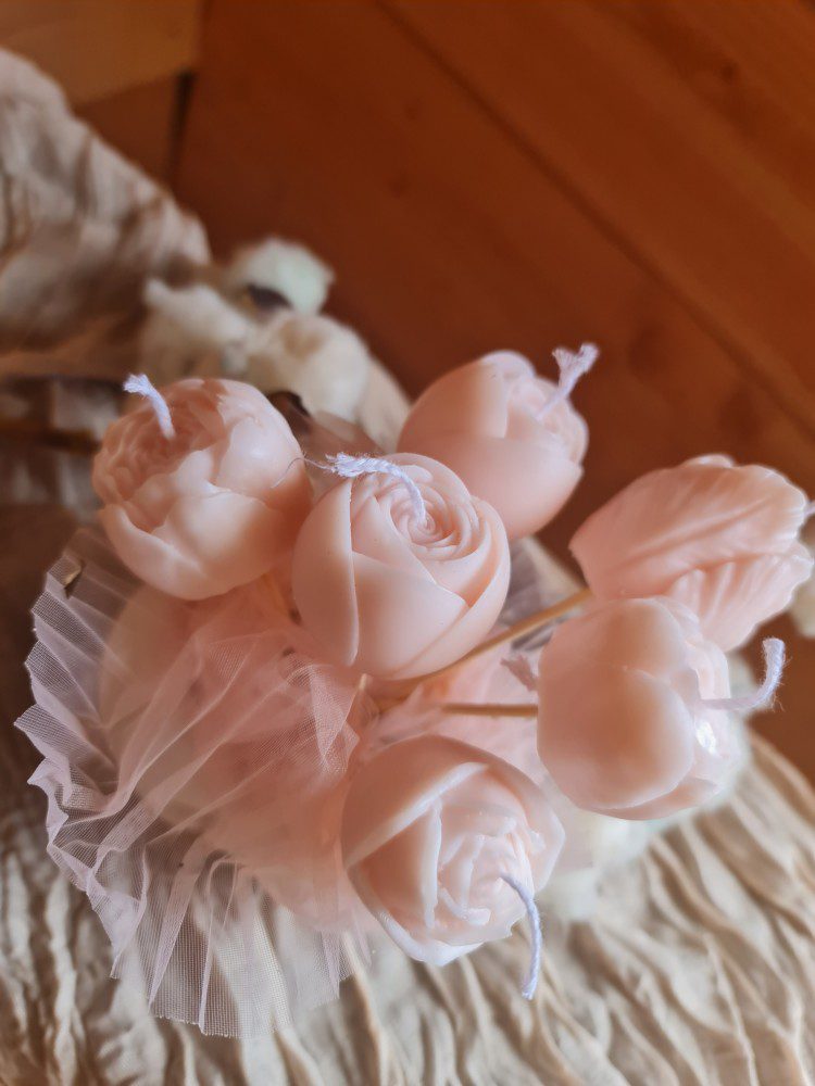 Handgemaakte mini soja kaarsen bouquet - 6 bloemen en een kleien gips vaasje - elegante geur - ecologische wax 7st