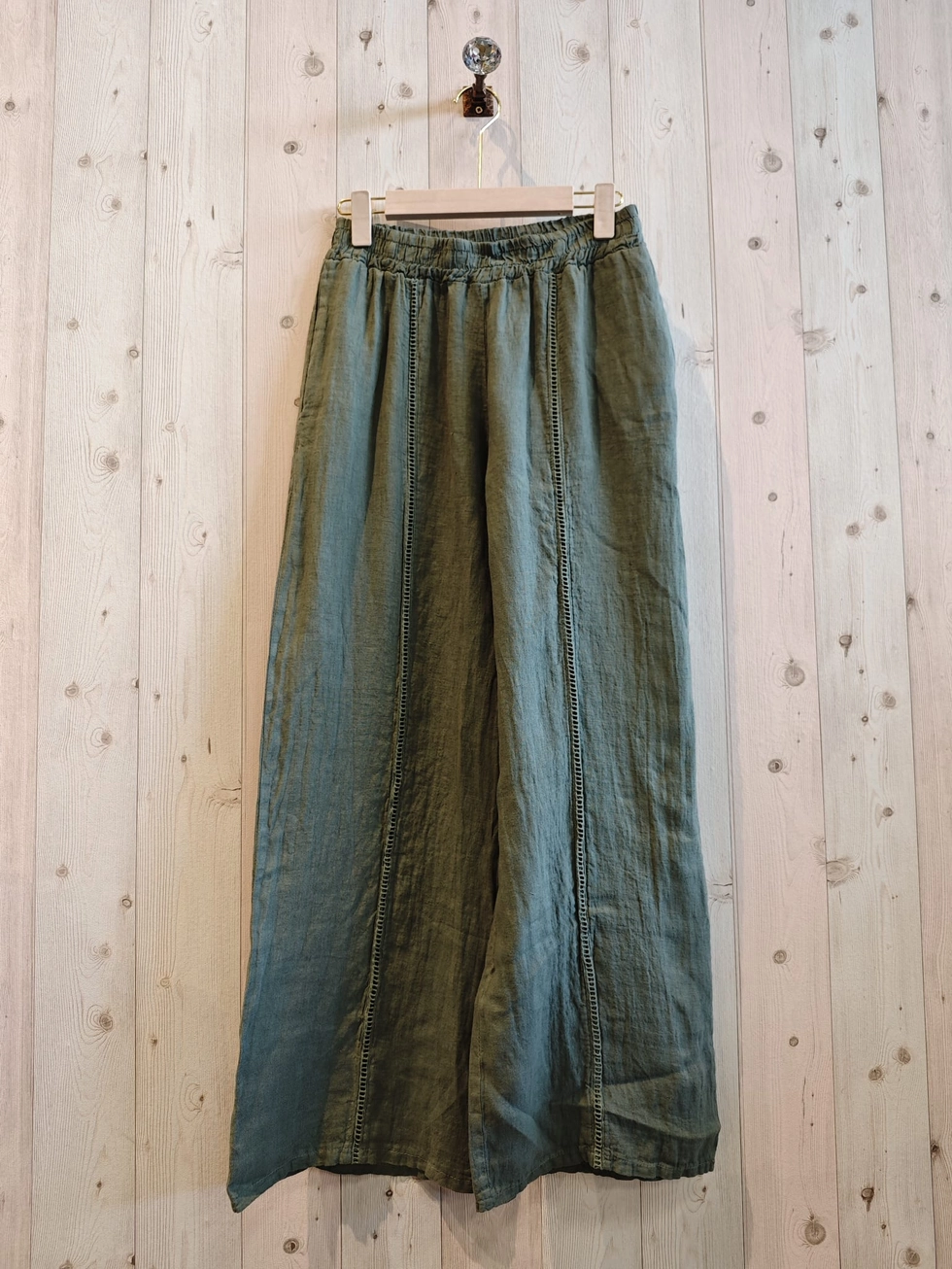 Prachtige linnen broek met elastische talie - broderie op de pijpen - zijzakken - kleur GROEN KAKI - maat 42