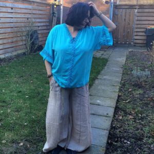 Linnen lange broek, Beige kleur, zijzakken en ceintuur, Maat M/L