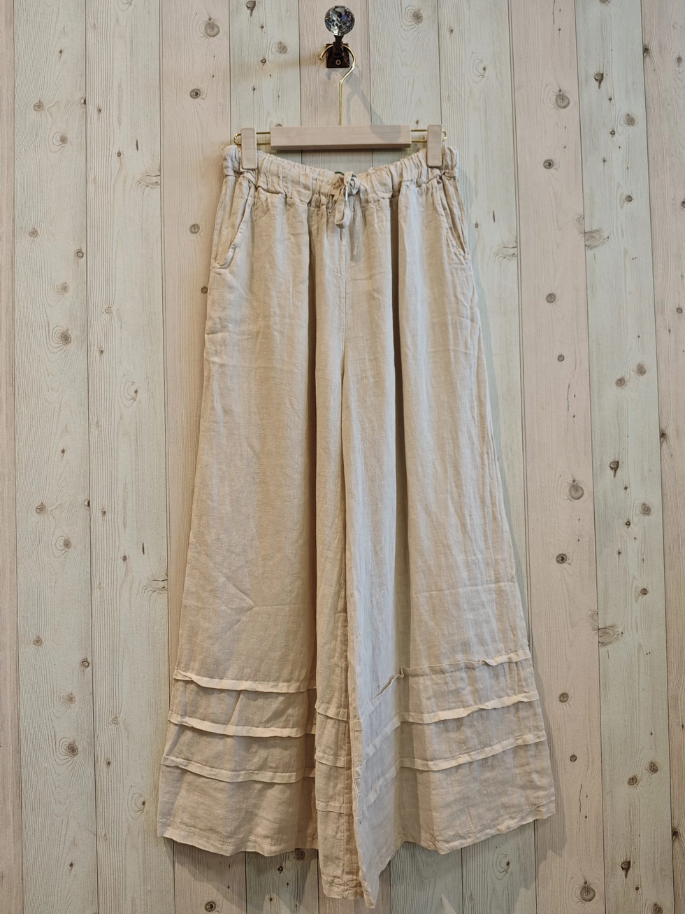 Stoere Linnen broek met uitlopende pijpen - decoratieve strepen onderkant pijpen - kleur BEIGE - maat 40