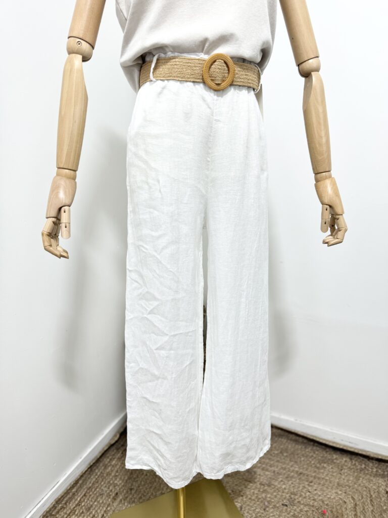 Linnen broek met een rieten ceintuur en zijzakken - elastische talie - kleur WIT - maat 38/40