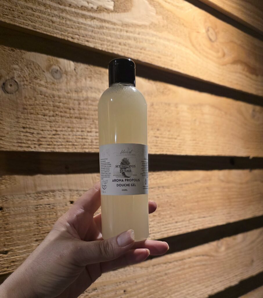 Biologische aromatische douche gel MYSTERIEUZE CEDER voor mannen - bewuste douche ervaring - milde was - 250ml