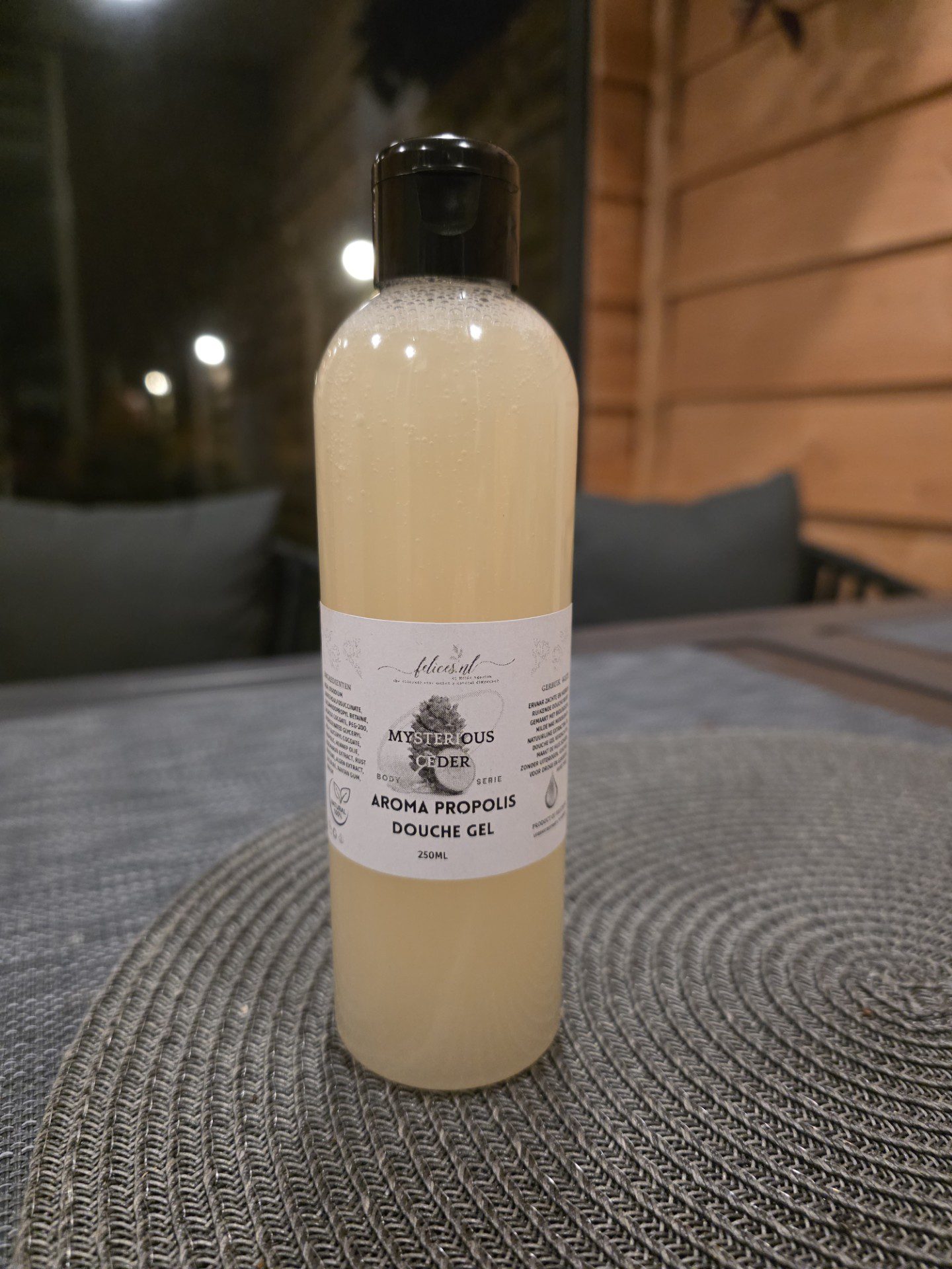 Biologische aromatische douche gel MYSTERIEUZE CEDER voor mannen - bewuste douche ervaring - milde was - 250ml - Afbeelding 3