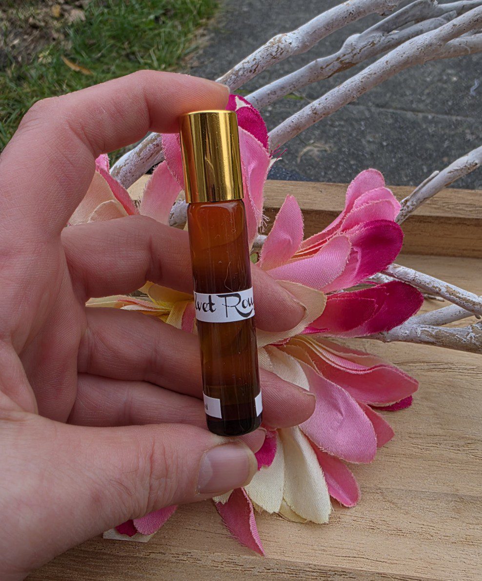 Handgemaakte roll-on parfum olie VELVET ROUGE - saffraan - amber - patchouli - vanille 10ml