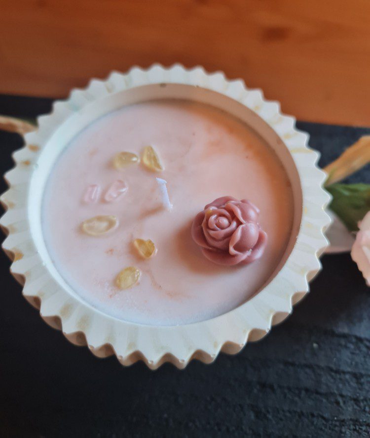 Handgemaakte kaars van soja wax - GOUDEN gips pot - citrien en rozenkwarts chips - oriëntaalse en intense geur - 180gr