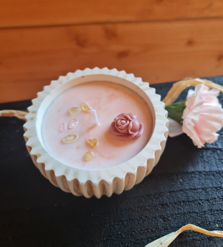 Handgemaakte kaars van soja wax - GOUDEN gips pot - citrien en rozenkwarts chips - oriëntaalse en intense geur - 180gr