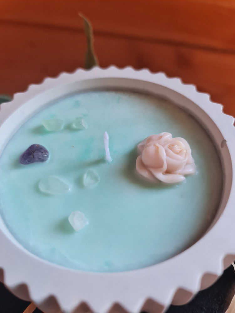 Handgemaakte kaars van soja wax - GROEN gips pot - groen flouride en amethist chips - oriëntaalse en intense geur - 180gr