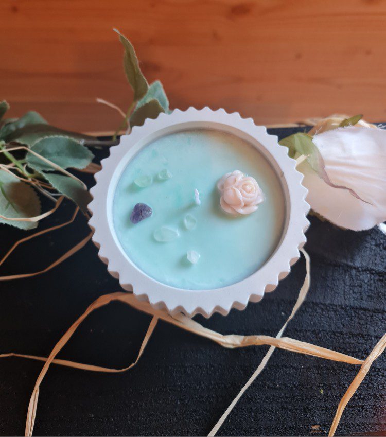 Handgemaakte kaars van soja wax - GROEN gips pot - groen flouride en amethist chips - oriëntaalse en intense geur - 180gr