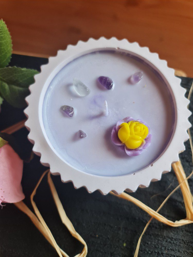 Handgemaakte kaars van soja wax - PAARS gips pot - amethist en groene flouride chips - oriëntaalse en intense geur - 180gr