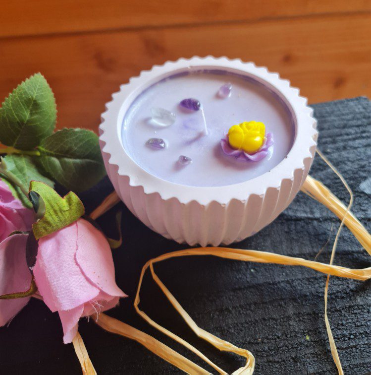 Handgemaakte kaars van soja wax - PAARS gips pot - amethist en groene flouride chips - oriëntaalse en intense geur - 180gr