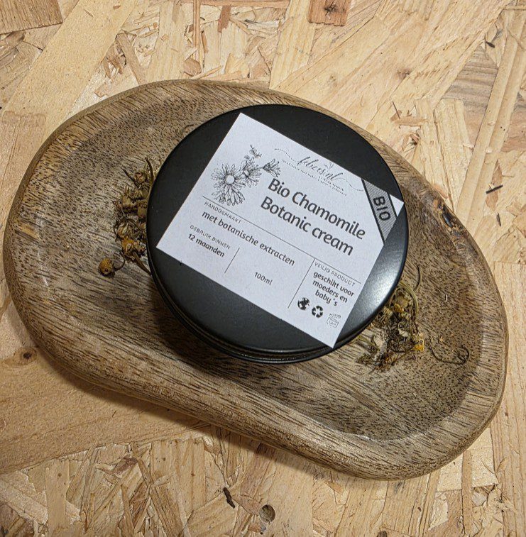 Handgemaakte creme met Kamille - kalmeert - mannen - moeders - baby´s - atopische en couperose huid 80ml