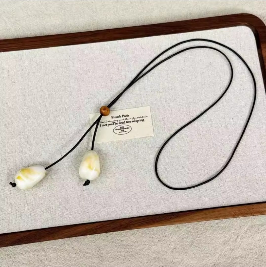 Elegante verstelbare ketting met schelp - in CREME kleur met twee hangers