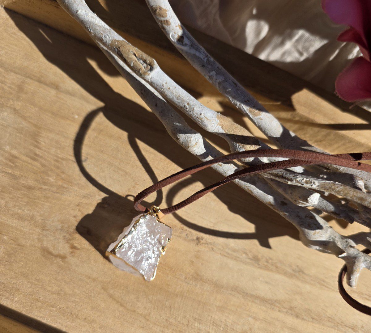 Handgemaakte edelsteen ketting met ruwe Bergkristal - lange ketting - suède koord