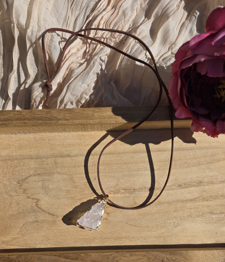 Handgemaakte edelsteen ketting met ruwe Bergkristal - lange ketting - suède koord - Afbeelding 3