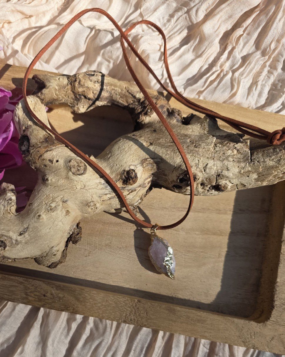 Handgemaakte edelsteen ketting met ruwe Rozenkwarts - lange ketting - suède koord - Afbeelding 3