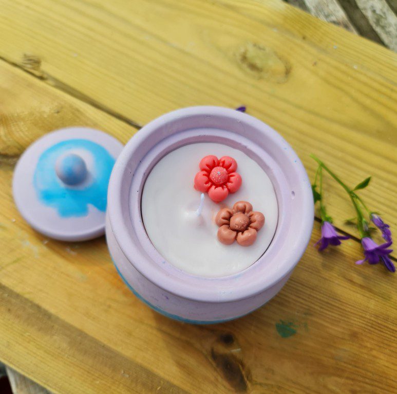 Handgemaakte geurende kaars in een gips pot met deksel - organisch soja wax - Rouge satijn geur - 110gr kaars - Afbeelding 3