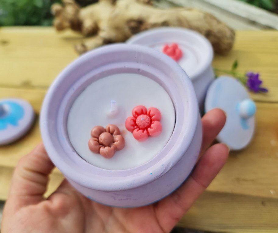 Handgemaakte geurende kaars in een gips pot met deksel - organisch soja wax - Rouge satijn geur - 110gr kaars