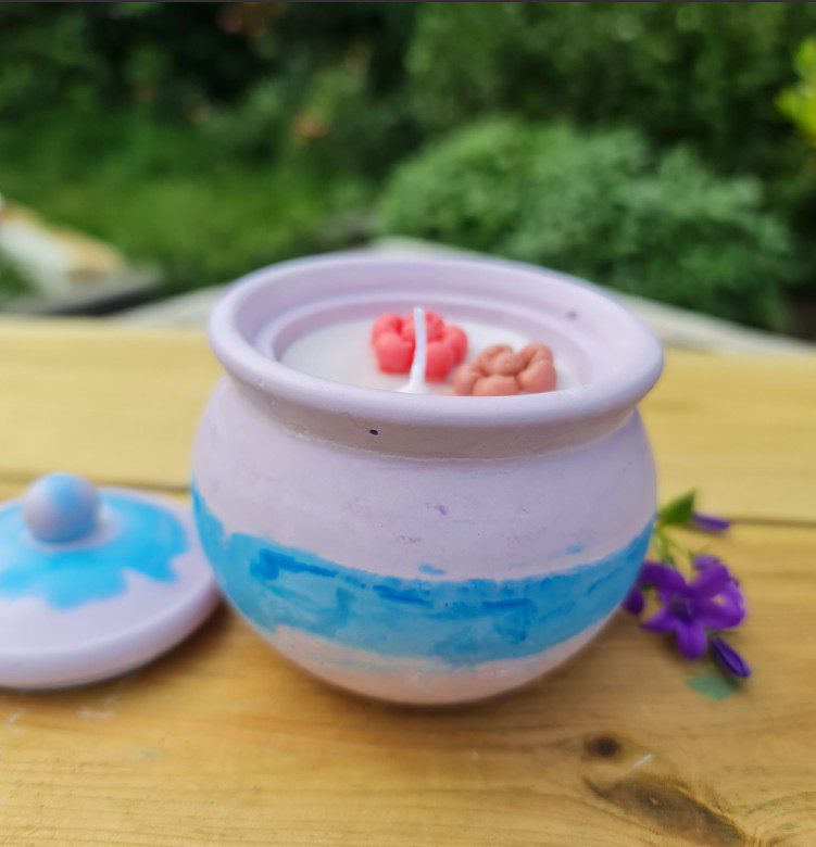 Handgemaakte geurende kaars in een gips pot met deksel - organisch soja wax - Rouge satijn geur - 110gr kaars