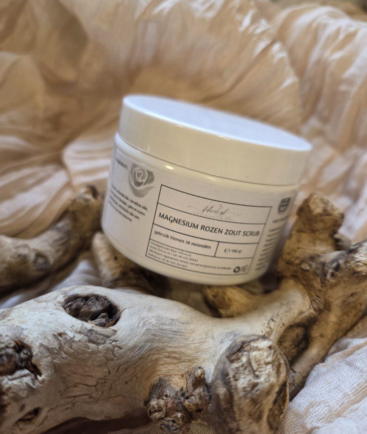 Handgemaakte zalige body bad scrub met zout - rozen bladjes - amandel en camelina olie 150gr