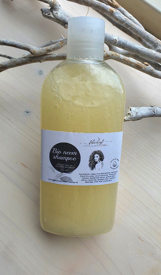 Neem olie Biologische sulfaatvrije shampoo voor vet haar - gevoelige hoofdhuid - brandnetel extract 250ml